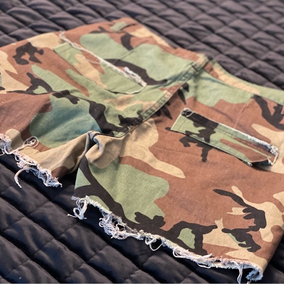 Micas Distressed Camo Print Shorts - Picture 9 of 9